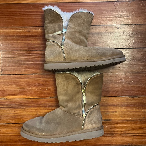 UGG BOOTS - Picture 2 of 8